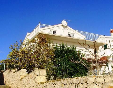Traditional house on Ciovo just 100 meters from the beach, 4 apartments 
