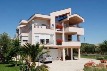 Spacious seafront villa in Zadar area with a pier and by the beach! 