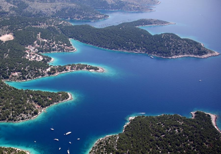 Csodálatos félreeső telek Brac szigetén az ELSŐ VONALON egy csendes öbölben, Dalmáciában, Horvátországban. 