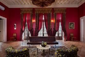 Appartement de luxe dans le palais de Dioclétien. Ancienne demeure du maréchal Napoléon avec de véritables éléments de décoration et meubles. 