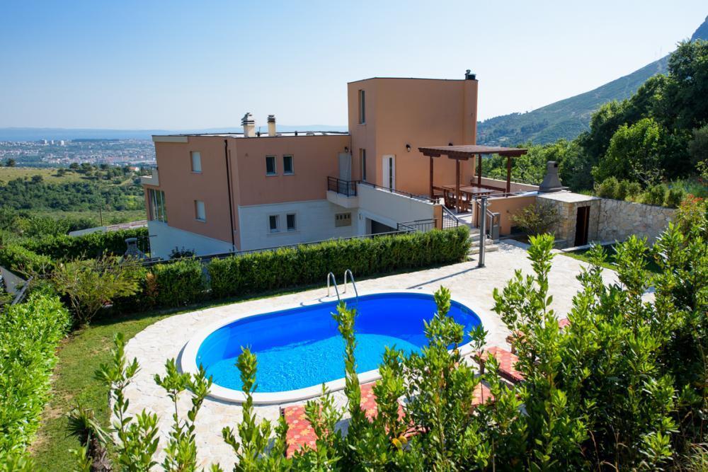 Luxusvilla mit Pool und Panoramablick auf das Meer in den Hügeln von Soline 