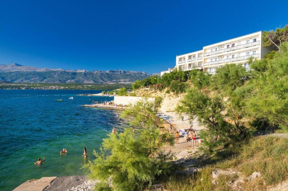 První linie nového hotelu u pláže na prodej v oblasti Zadaru s lázeňským centrem! 