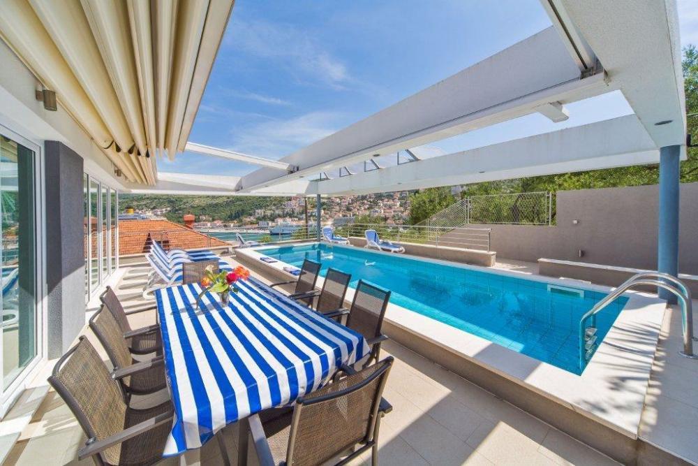 Modern villa in HI-TECH style with pool just 60 meters from the sea in Dubrovnik/Lapad! 