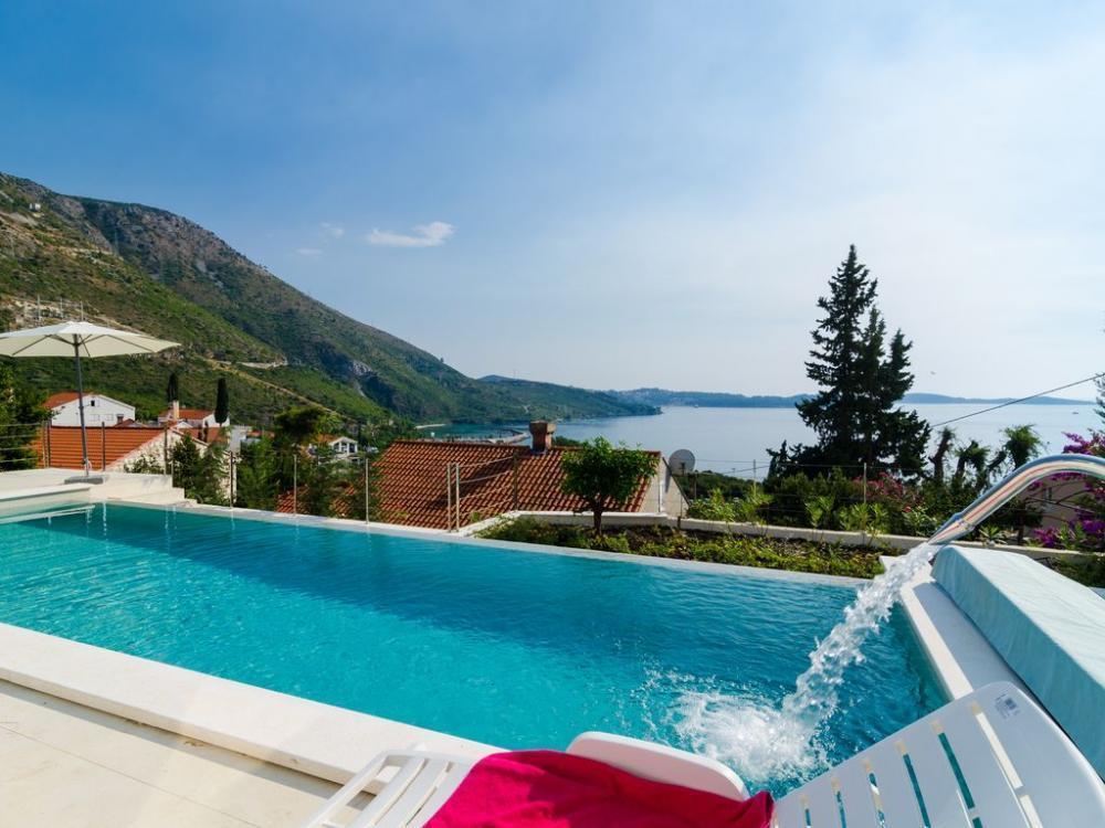 Fascinating villa with sea view in a close suburb of Dubrovnik! 