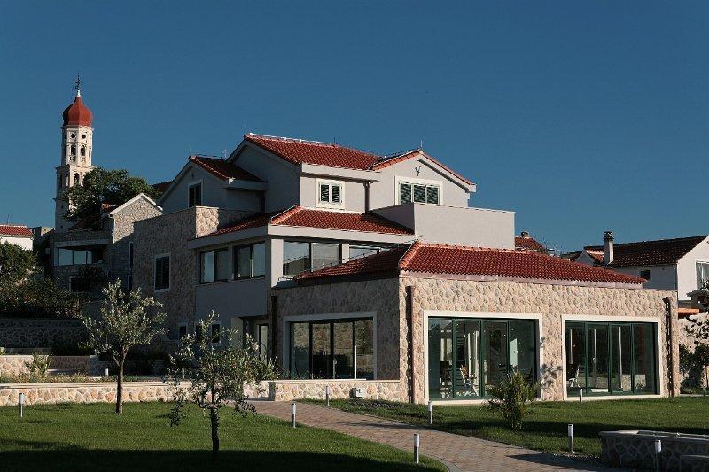 Immense domaine de 3000 m2 avec deux villas de luxe à seulement 50 mètres de la mer à Murter, région de Sibenik 