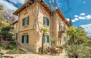 Grande villa dans la banlieue de Rijeka à seulement 50 mètres de la mer à vendre 