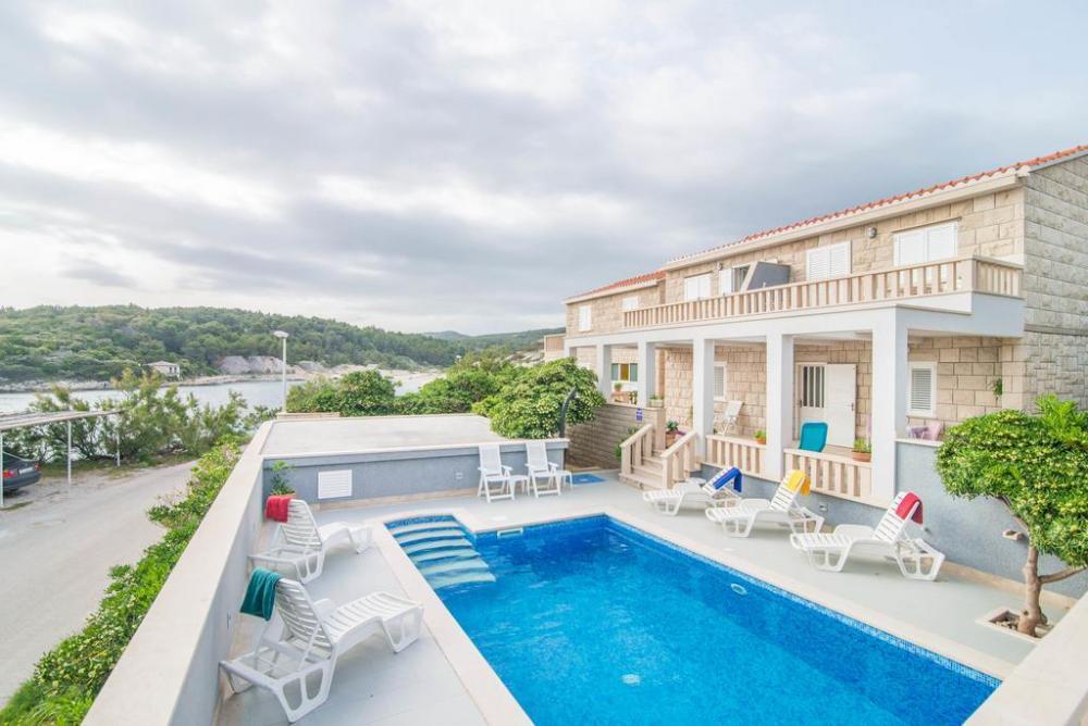 Nouveau mini-hôtel de première ligne avec piscine, excellent emplacement paisible à Brac 