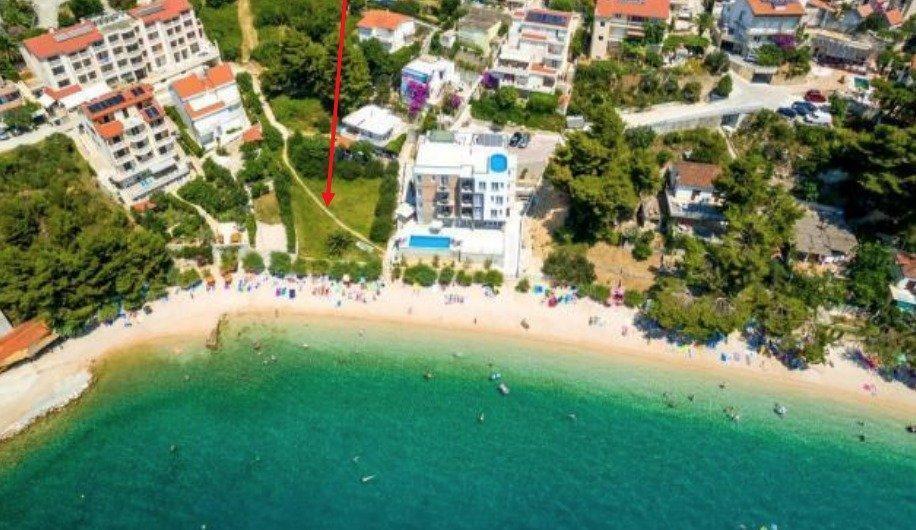 Fantasztikus tengerparti telek eladó az Omis Riviérán a strand közelében - apartmanszálloda építésére alkalmas! 