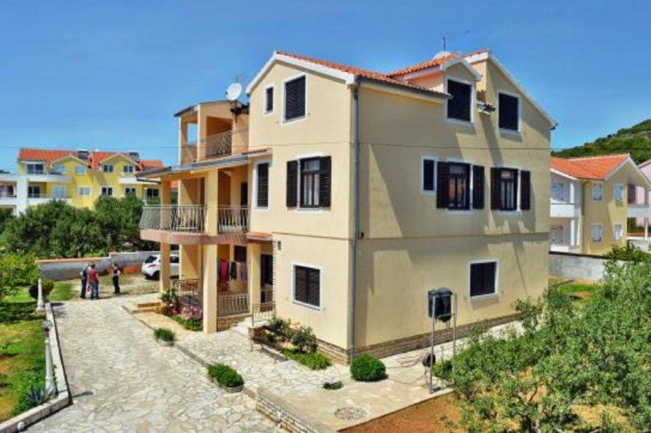 THREE-STOREY HOUSE WITH A SPACIOUS GARDEN SITUATED IN CENTER OF TRIBUNJ! 
