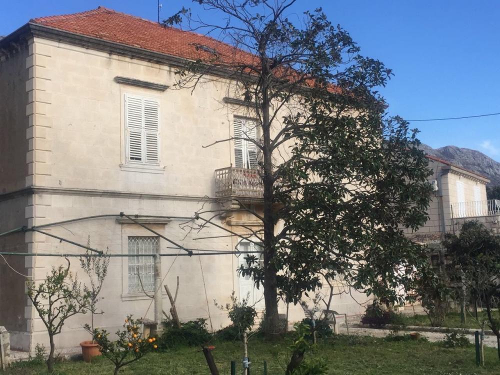 Villa de première ligne dans le quartier de Mokosica à Dubrovnik nécessitant une rénovation complète 