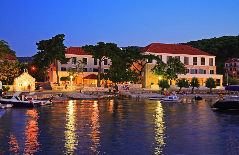 Boutique-type waterfront hotel on Brac island - rare opportunity! 
