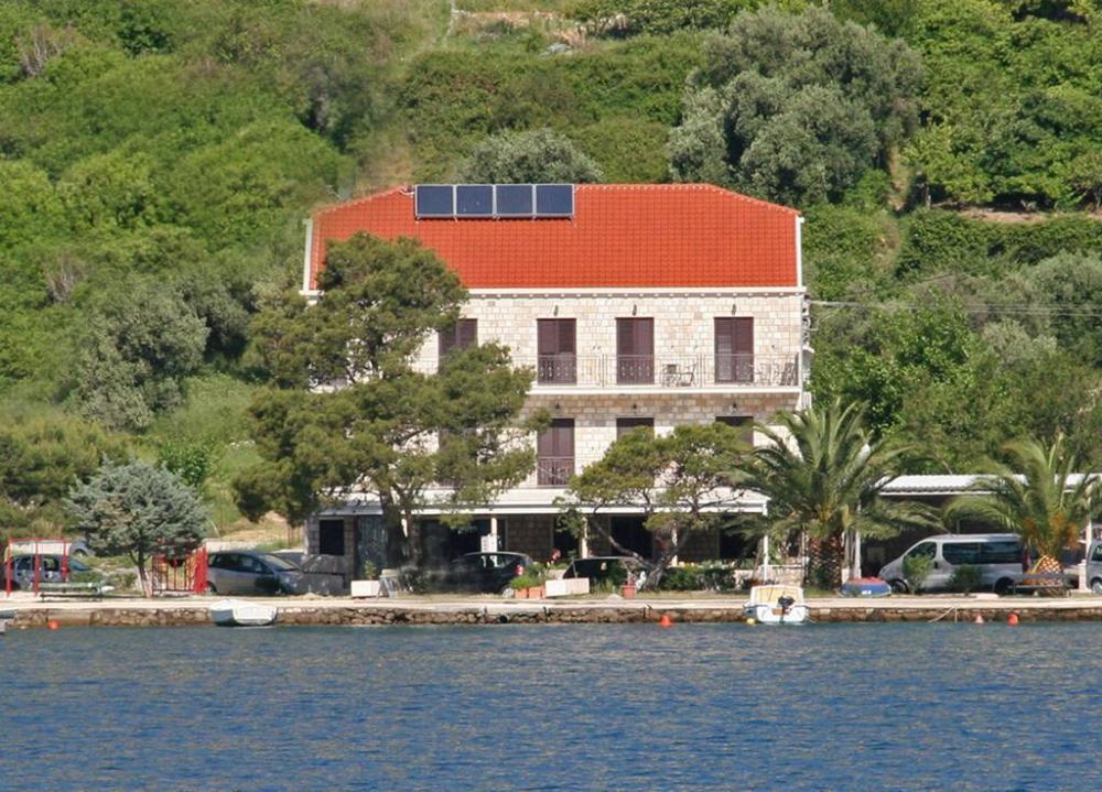 Gyönyörű tengerparti szálloda étteremmel és úszómedencével Dubrovnik tekintélyes külvárosában 