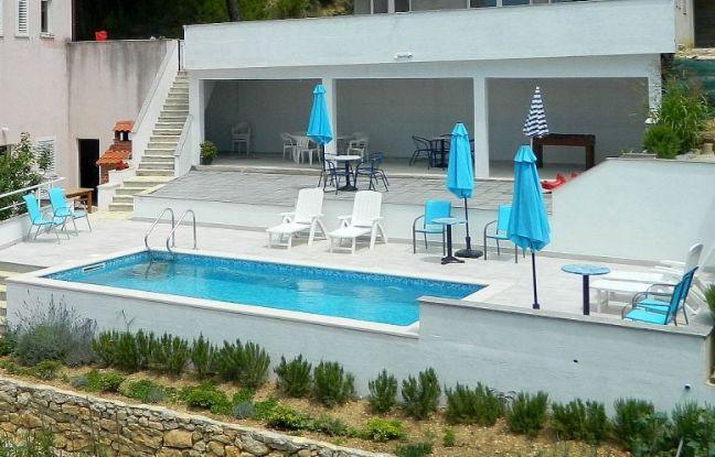 Charmant petit hôtel avec piscine sur la riviera d'Omis 