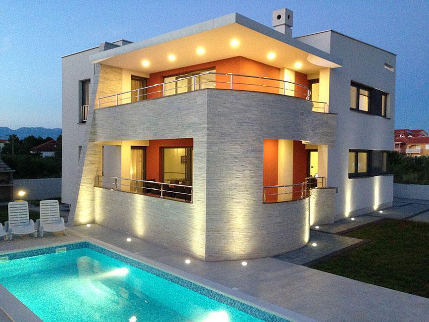 Seltene moderne Villa in Zadar mit Meerblick und Swimmingpool, nur 120 Meter vom Meer entfernt 