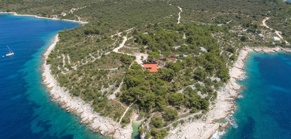 Gyönyörű vízparti birtok egy kis szigeten Split közelében, 8414 m2-en - teljesen elszigetelt félsziget a tiéd lesz, kikötőhellyel egy hajónak! 
