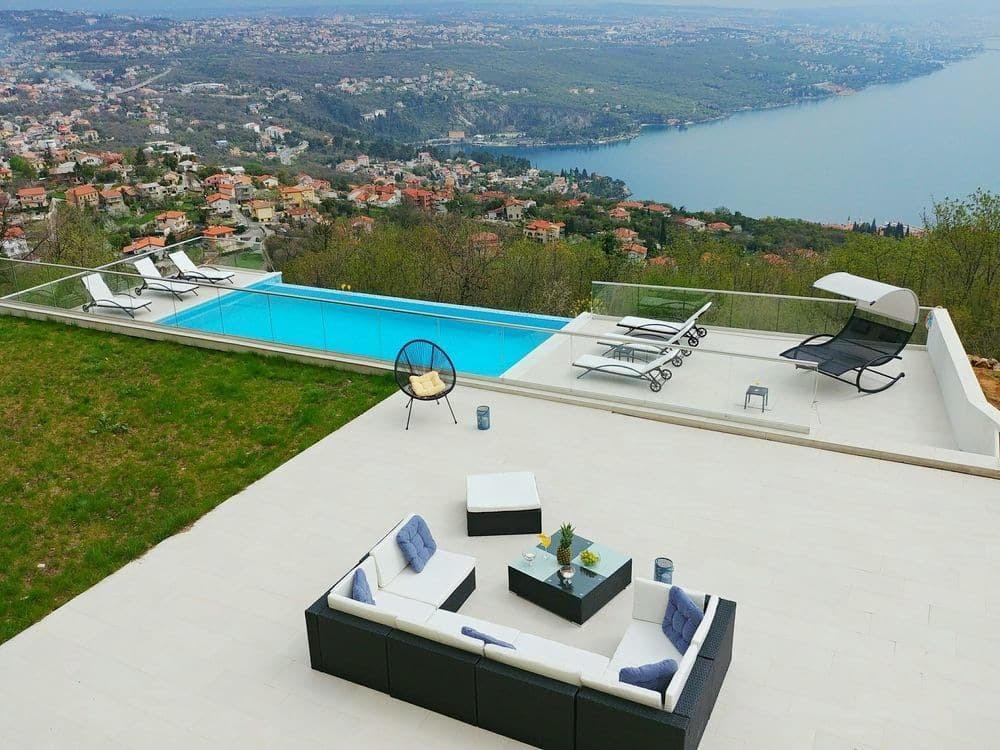 Spacious villa in Opatija with excellent sea view, very good price! 