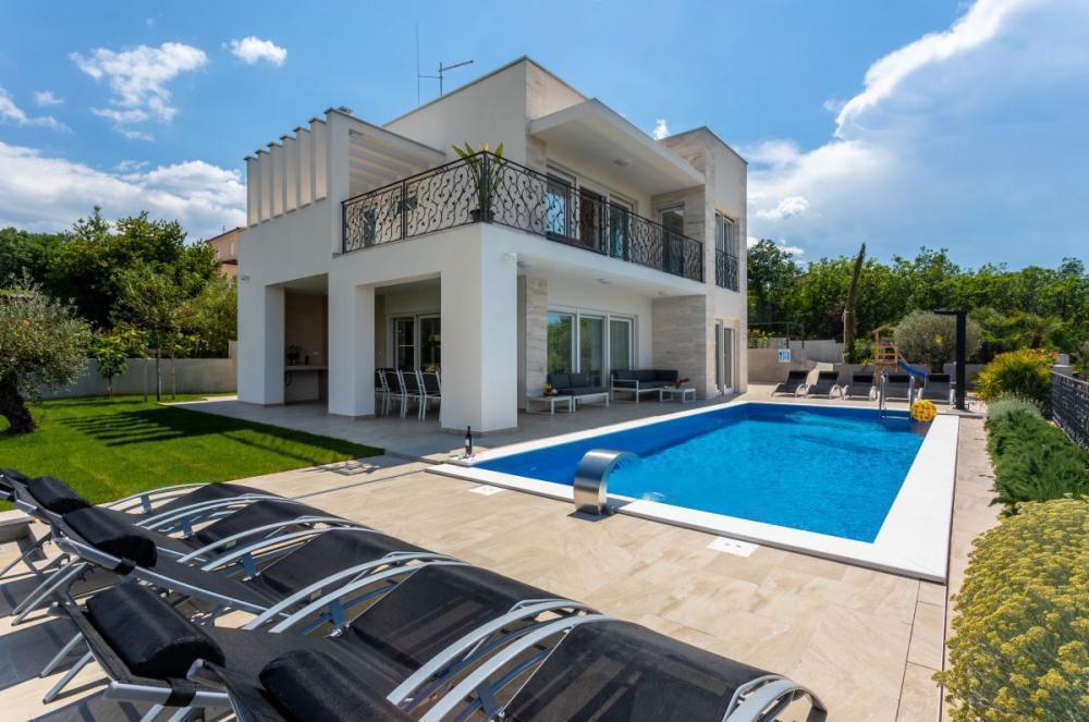 Exclusive villa with panoramic sea view, 200 m from the beach 