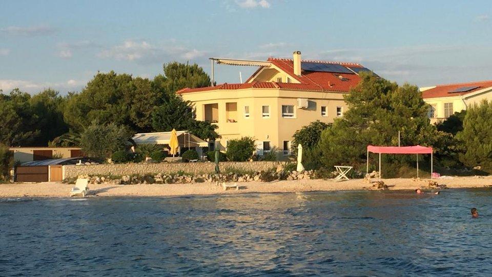 Belle propriété touristique en bord de mer de 5 appartements, juste à côté de la plage 