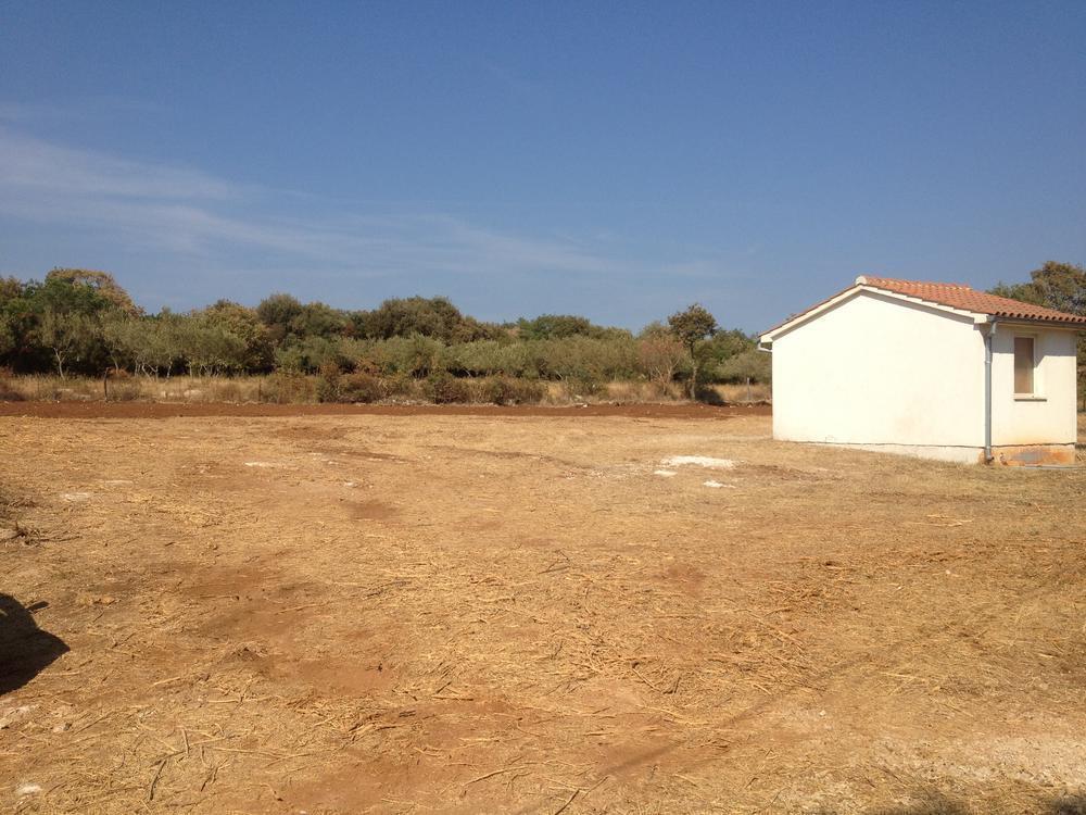 Terrain spacieux à 600 mètres de la mer dans la région de Rovinj (Vestar) 