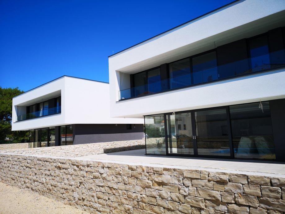 Új, modern futurisztikus villa eladó Banjolban, Rab szigetén 