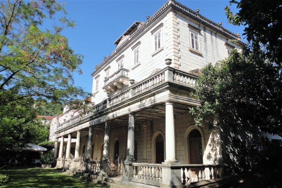 Ancien palais de luxe sur l'île de Sipan à vendre à seulement 80 mètres de la plage 
