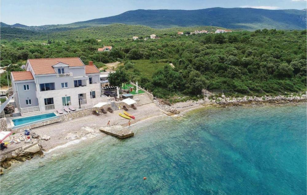 Beautiful newly built villa with swimming pool on Peljesac right on the beach 