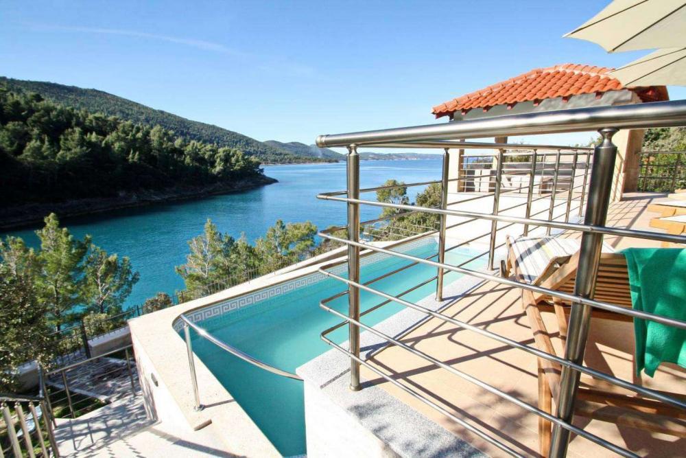 Schöne neu erbaute Villa am Wasser mit Swimmingpool und Liegeplatz in einer Robinson-ruhigen Bucht auf Korcula 