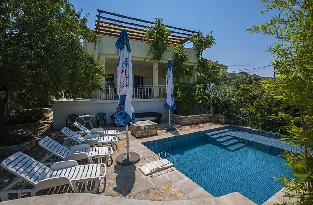 Lovely villa for sale in Sutivan on Brac, with three apartments 