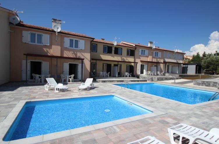 Zařízené připojené vily na prodej ve Vabriga v uzavřené komunitě s bazénem 