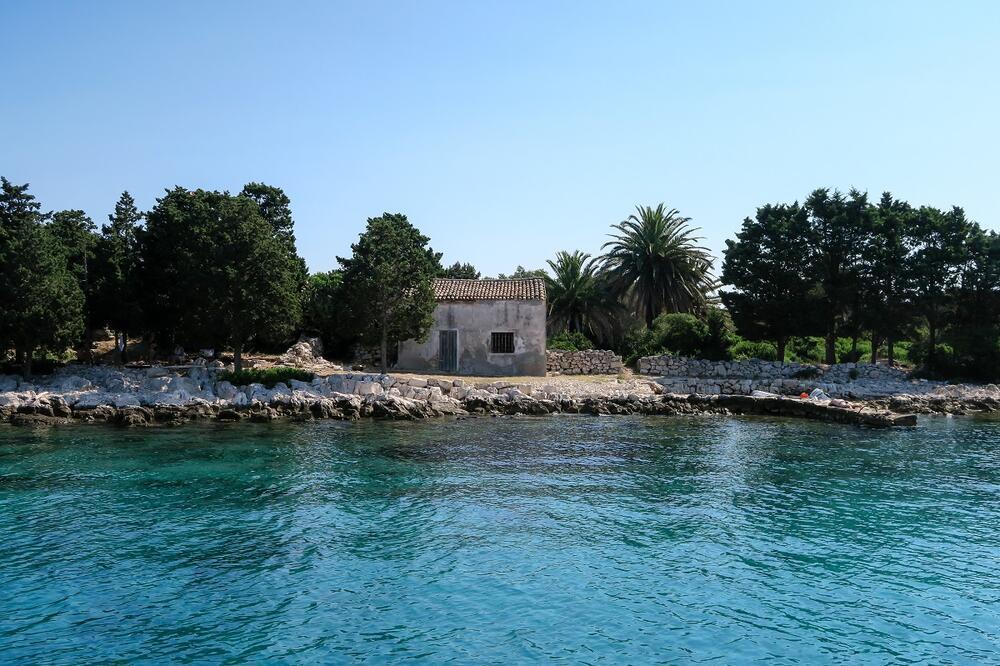 Unique opportunity to become a master of your own island in close vicinity to Mali Losinj 