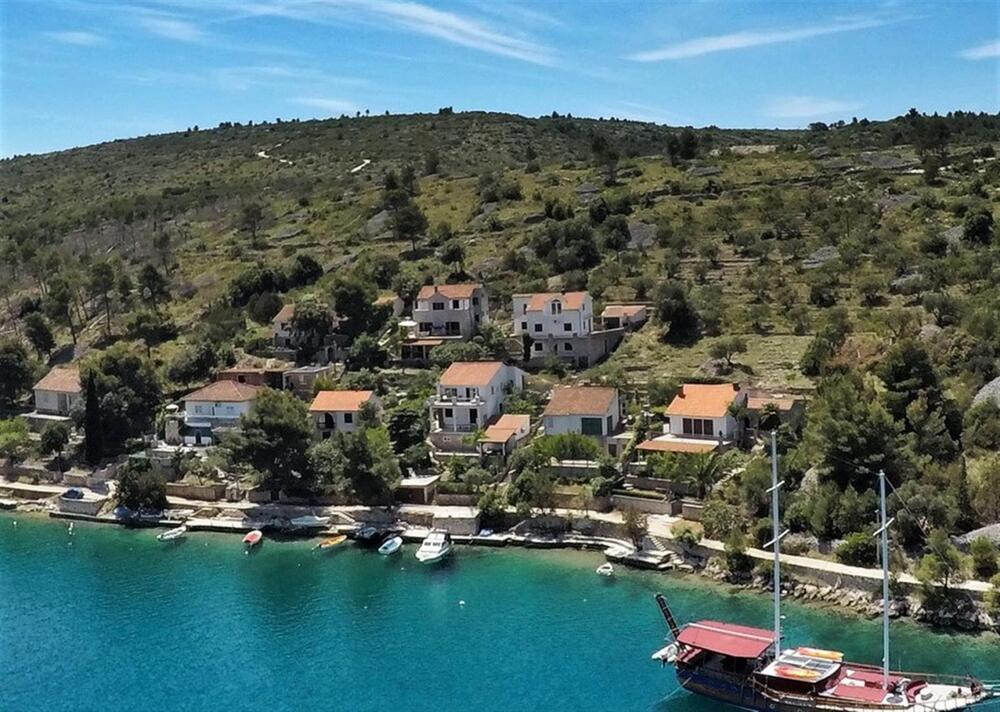 Attractive apart-house with 4 apartments for sale in Bobovisce on Brac, second row to the sea 
