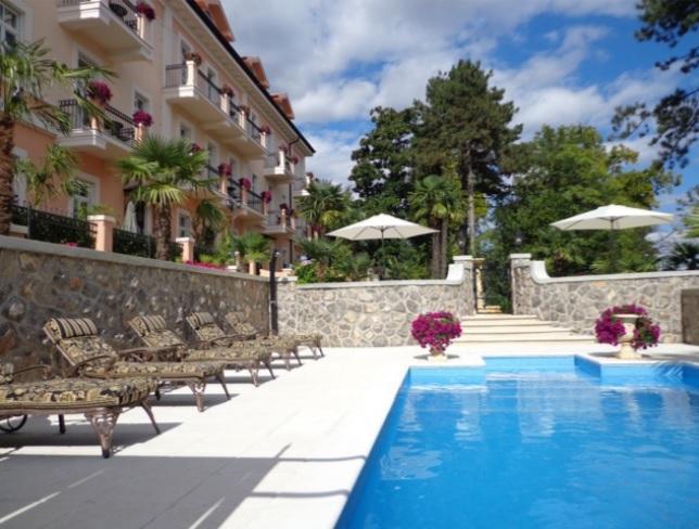 Two fantastic penthouses for sale in 5***** star residence with swimming pool in Lovran 