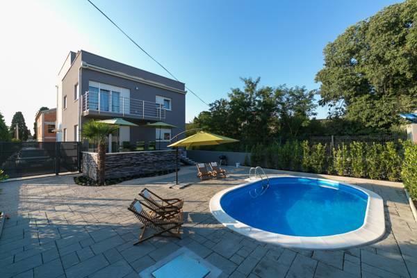 Modern semi-detached villa with pool for sale in Biograd-na-moru 