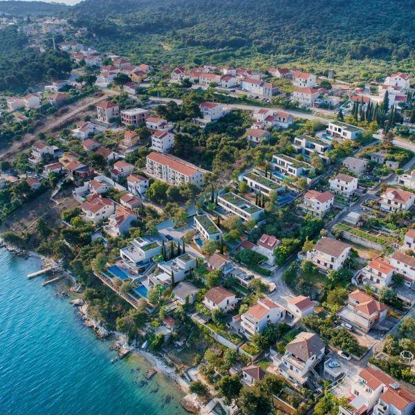 Új, modern tengerparti társasház a Ciovo-n kínál villákat eladásra 