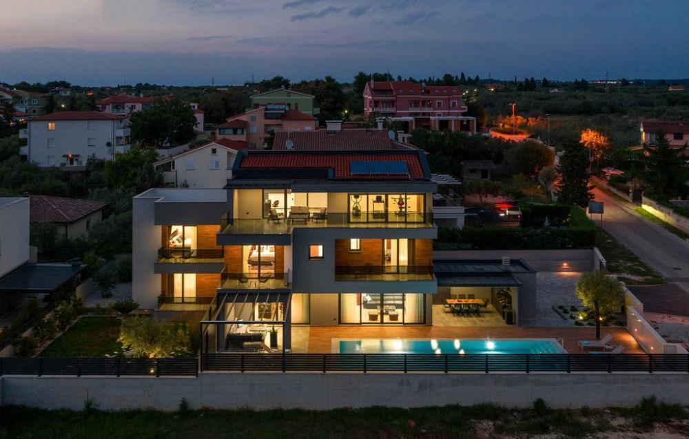Faszinierende neue moderne Villa in Fazana mit Meerblick! 