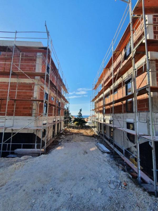 Dwupoziomowy penthouse z tarasem na dachu w Pag w Novalji Dwupoziomowy penthouse z tarasem na dachu w Pag w Novalji