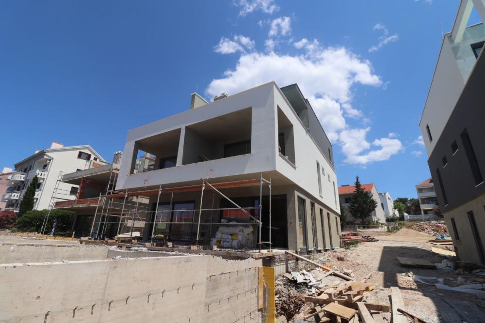 Dwupoziomowy penthouse z tarasem na dachu w Pag w Novalji Dwupoziomowy penthouse z tarasem na dachu w Pag w Novalji