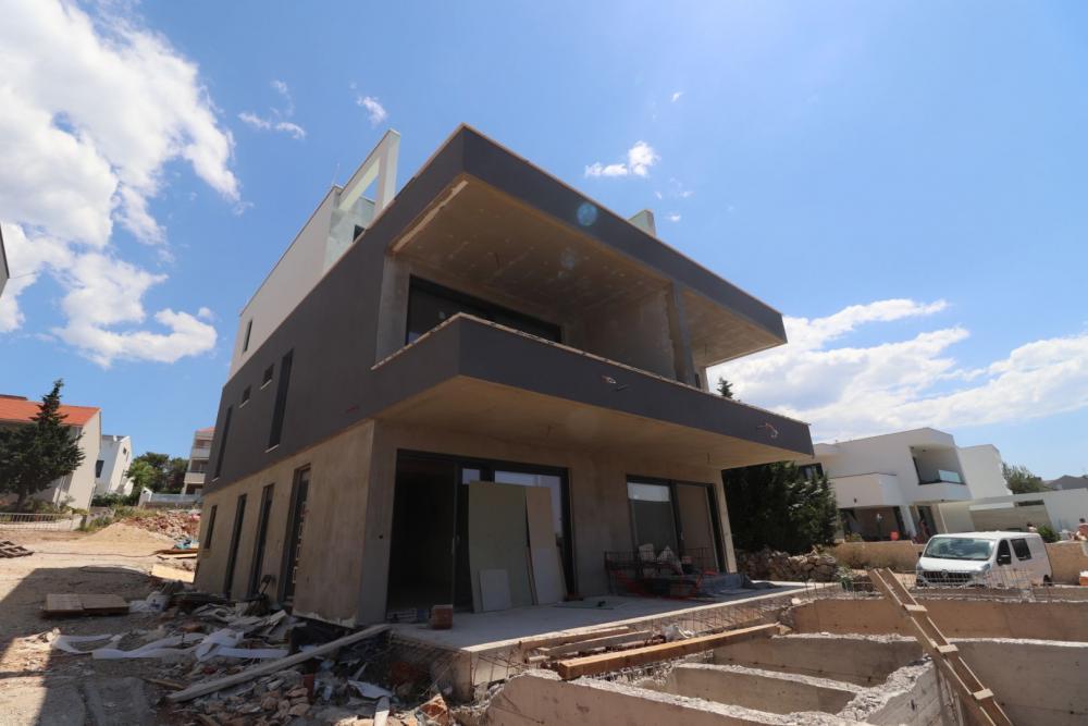 Dwupoziomowy penthouse z tarasem na dachu w Pag w Novalji Dwupoziomowy penthouse z tarasem na dachu w Pag w Novalji
