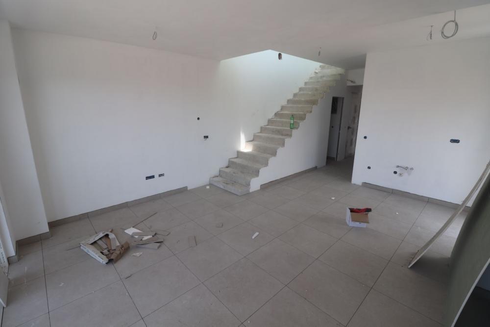 Dwupoziomowy penthouse z tarasem na dachu w Pag w Novalji
