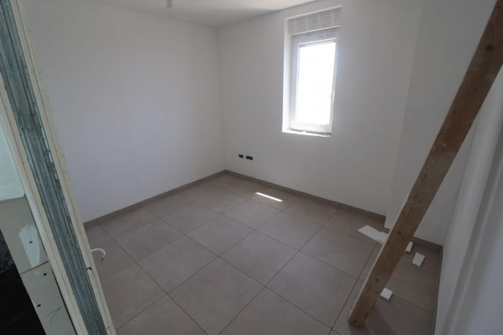 Dwupoziomowy penthouse z tarasem na dachu w Pag w Novalji Dwupoziomowy penthouse z tarasem na dachu w Pag w Novalji