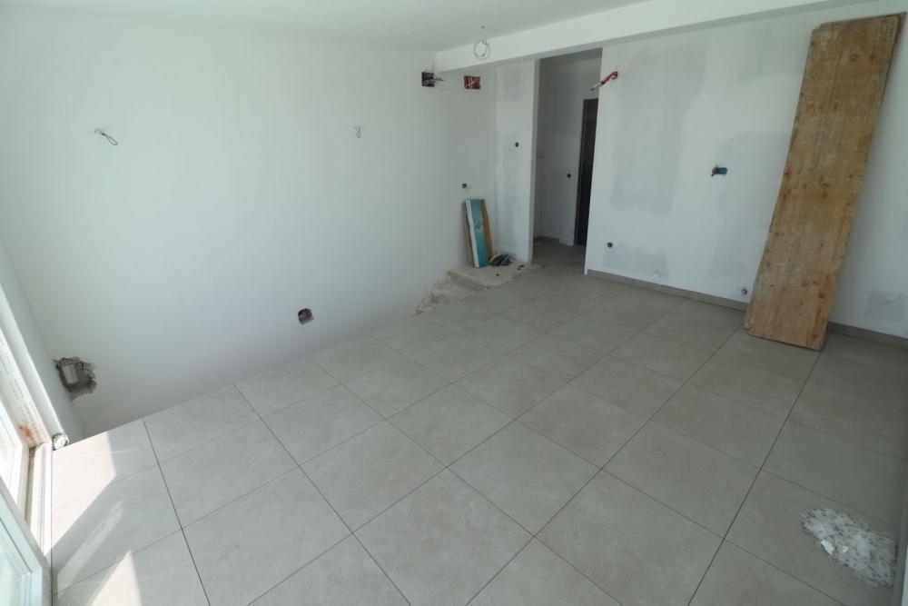 Dwupoziomowy penthouse z tarasem na dachu w Pag w Novalji Dwupoziomowy penthouse z tarasem na dachu w Pag w Novalji