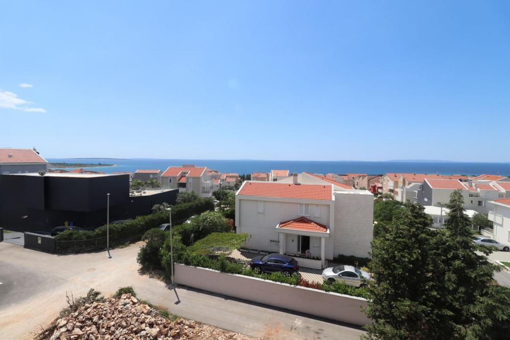 Dwupoziomowy penthouse z tarasem na dachu w Pag w Novalji