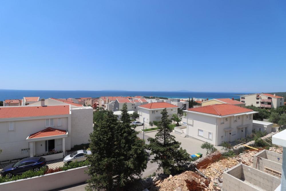 Dwupoziomowy penthouse z tarasem na dachu w Pag w Novalji
