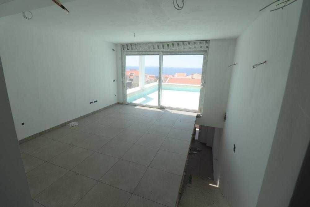 Dwupoziomowy penthouse z tarasem na dachu w Pag w Novalji Dwupoziomowy penthouse z tarasem na dachu w Pag w Novalji