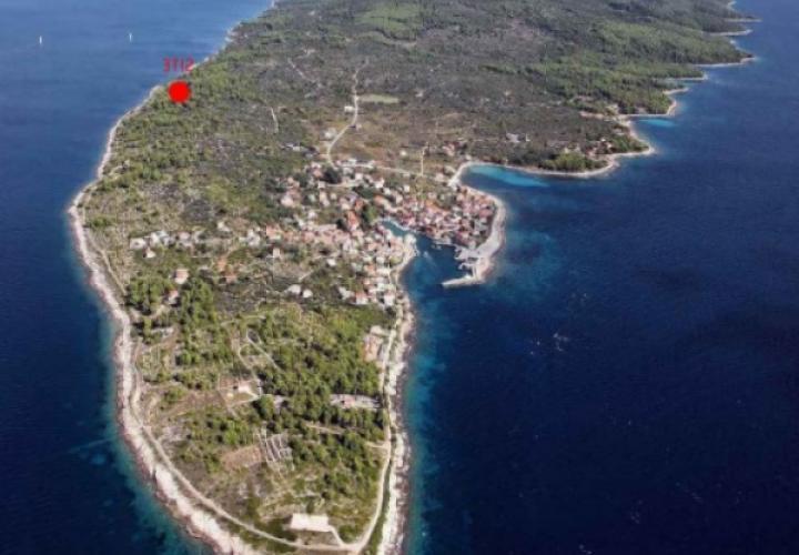 Beau terrain en front de mer pour la construction de villas de luxe à Hvar 