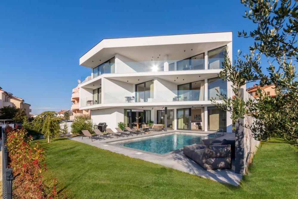 Futuristische Neubau-Villa in Fazana in erster Baulinie zum Meer 