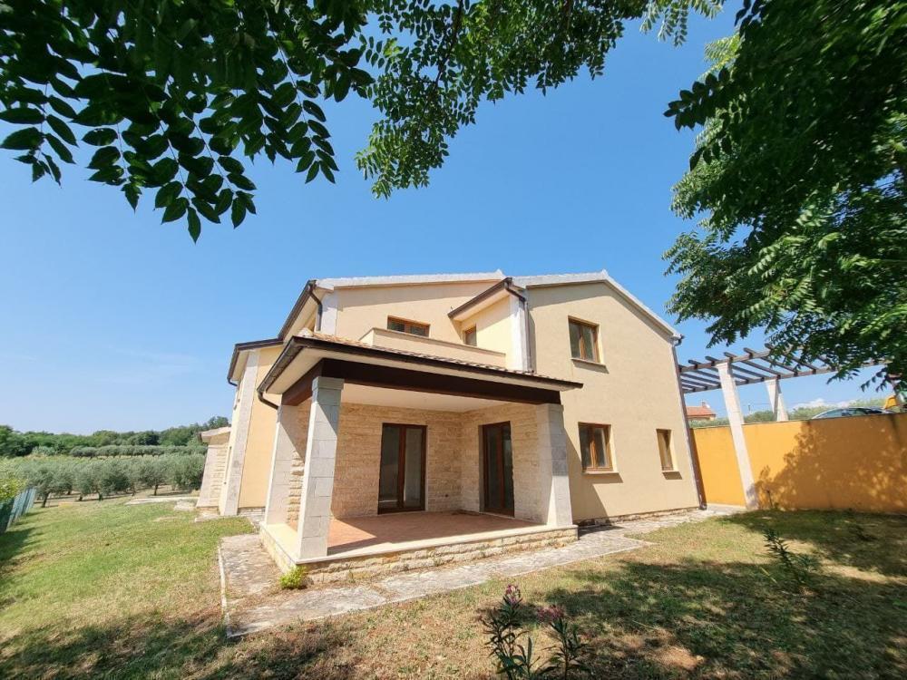 Second part of double house for sale in Kaštelir 