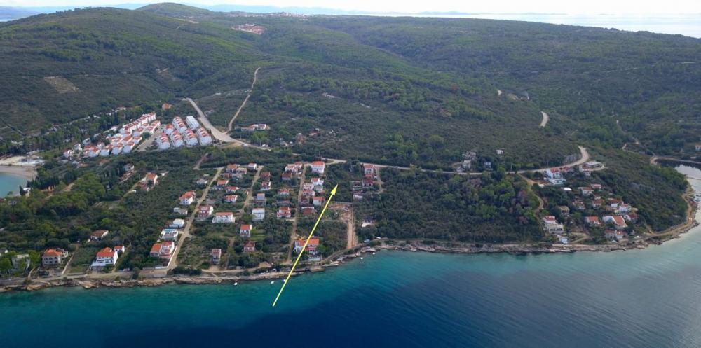 Urbanized land plot for sale on Solta just 90 meters from the sea 