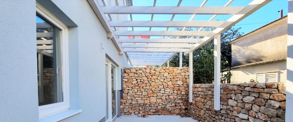 New two bedroom apartment with a garden of 92 m2 and parking in Starigrad 