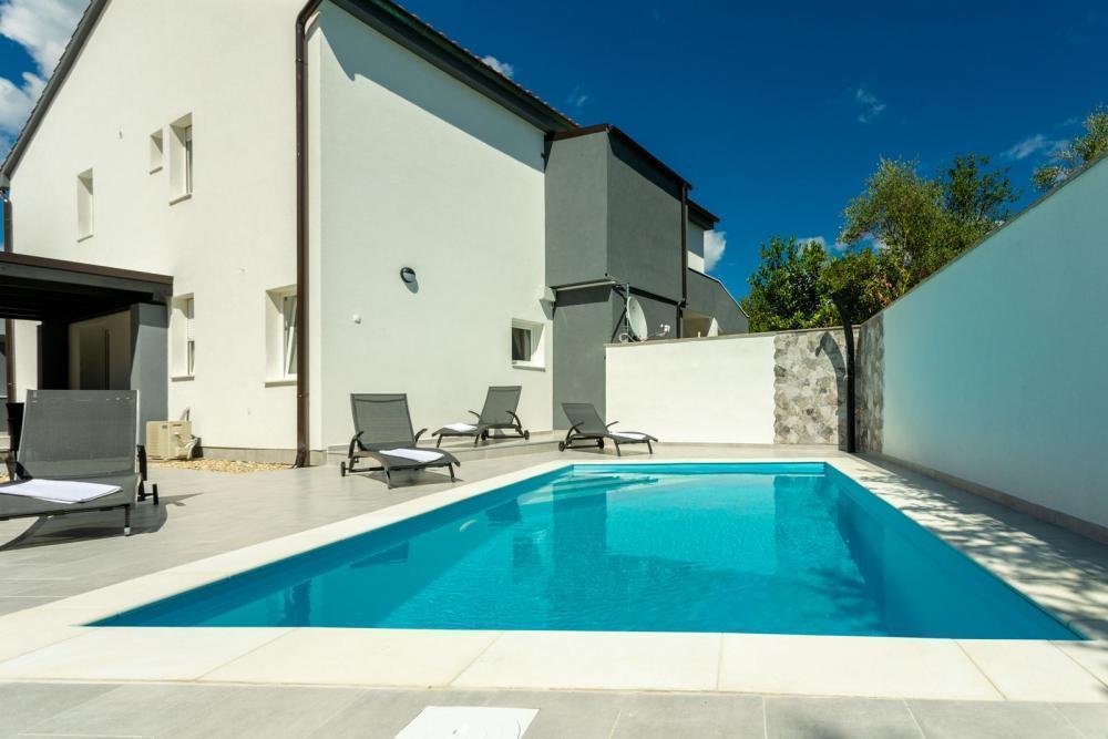 Semi-detached villetta with pool just 100 meters from the sea! 